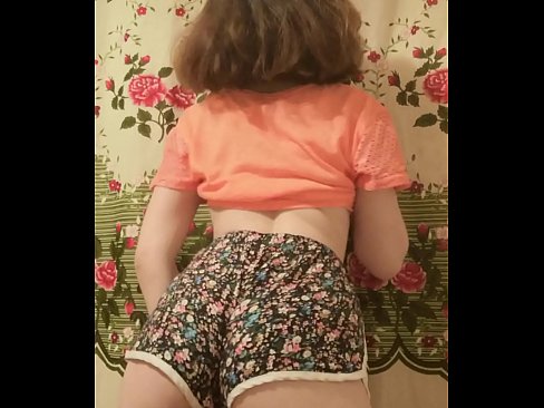 ❤️ Jovem sensual a despir os seus calções para a câmara ❤️ Porno vídeo em nós