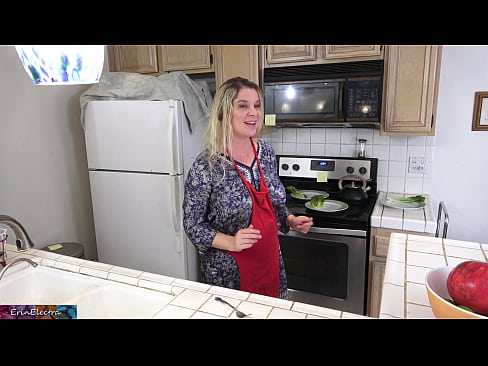 ❤️ A madrasta a ordenhá-lo na cozinha antes do seu encontro ❤️ Porno vídeo em nós