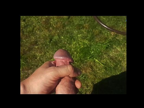 ❤️ A boazona fica com a rata rosa fodida e ejacula com um esguicho num jardim de Verão ❤️ Porno vídeo em nós