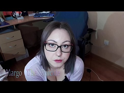 ❤️ Rapariga Sexy com Dildo de Óculos Chupa Profundamente na Câmara ❤️ Porno vídeo em nós