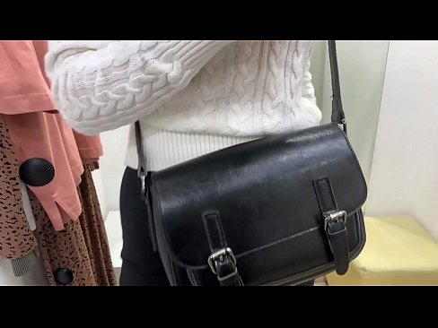 ❤️ Masturbação pública da jovem cadela FeralBerry com um dildo no provador ❤️ Porno vídeo em nós