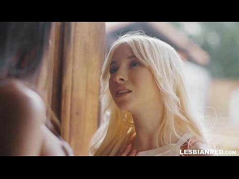❤️ A rapariga chega a casa alguns meses depois e acaba por comer a rata da sua madrasta ❤️ Porno vídeo em nós