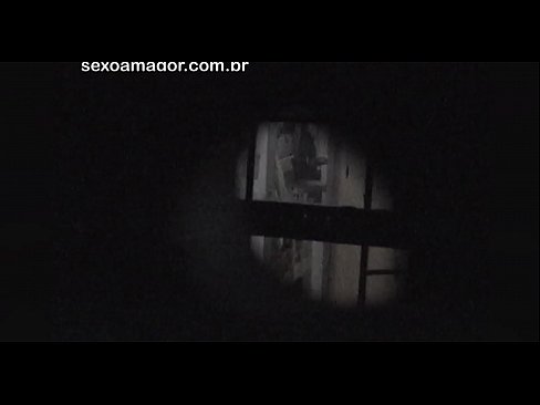 ❤️ Lourinho é filmado secretamente por um voyeur de bairro escondido atrás de tijolos ocos ❤️ Porno vídeo em nós
