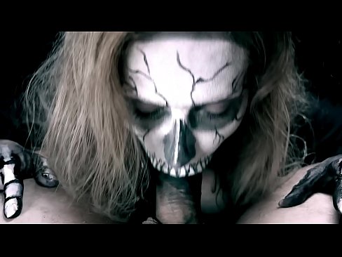 ❤️ Rapariga demoníaca a chupar pilas com a sua boca negra e a engolir esperma. ❤️ Porno vídeo em nós