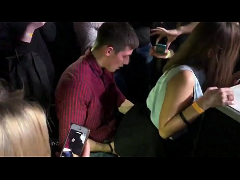 ❤️ Sexo real numa discoteca russa. Rapariga russa de 18 anos no ânus e vagina fodida numa discoteca ❤️ Porno vídeo em nós