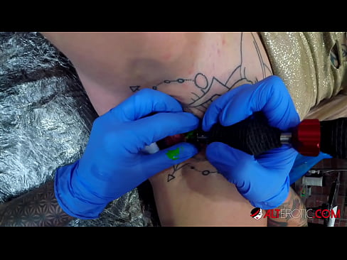❤️ Extremamente tatuada, a brasa Sully Savage fez uma tatuagem no seu clítoris ❤️ Porno vídeo em nós